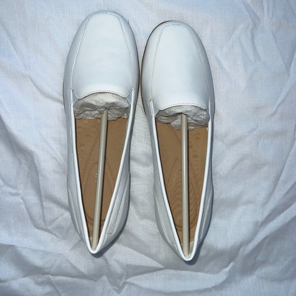 NEW Easy Spirit white loafers size 8